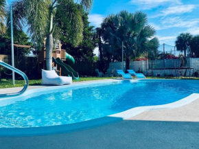 Island Vibes Beach House & 10 min walk to beach
